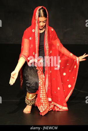 London UK 30 juillet 2017 danseuse de renommée mondiale Arunima Kumar dans le Bunker Theatre de Londres Présentation de brûler, un théâtre de danse de l'Asie du Sud travailler.Sati ou suttee obsolète est une coutume funéraire hindoue où une veuve s'immole sur le bûcher de son mari ou se suicide d'une autre façon peu après la mort de son mari. Arunima a joué dans plus de 50 pays à travers le monde et s'est produit au palais de Buckingham pour la Famille Royale.Un artiviste, elle est connue pour ses productions néo impactant le Kuchipudi fournissant le débat sur les questions de genre @paul/Quezada-Neiman Alamy Live News Banque D'Images