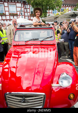 Wettenberg, Allemagne. 29 juillet 2017. FRL. Menke rencontre un modèle de sa première voiture - une Citroën 2CV - au Golden Oldies Festival à Wettenberg, en Allemagne. FRL. Menke (né le 4 novembre 1960 sous le nom de Franziska Menke à Hambourg, Allemagne) était une star du genre Neue Deutsche Welle de la musique populaire allemande au début des années 1980. Le Golden Oldies Festival est un festival nostalgique annuel (est. En 1989) qui met l'accent sur les années 1950 à 1970, plus de 1000 voitures classiques et les vieux-minuteurs exposés, plus de 50 groupes live. - crédit: Christian Lademann Banque D'Images