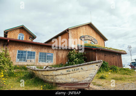 Vieux bateau en face d'un bâtiment, le charbon Point Trading Co, Homer Spit, Homer, Kenai Peninsula, Alaska, USA Banque D'Images