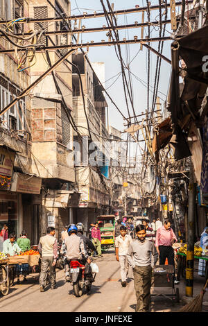 Une scène de rue à Chandni Chowk, l'un des plus anciens et les plus actifs dans les marchés de Delhi, Inde. Banque D'Images