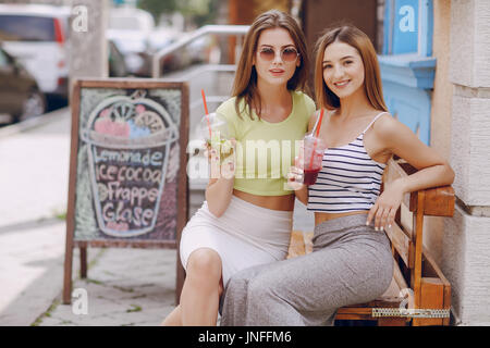 Belles filles dans la rue Banque D'Images