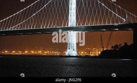 Oakland Bay Bridge section principale de nuit Banque D'Images