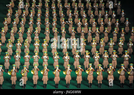 08.08.2012, Pyongyang, Corée du Nord, en Asie - une musique militaire effectue au cours de l'Arirang Mass Games au stade du premier mai à Pyongyang. Banque D'Images