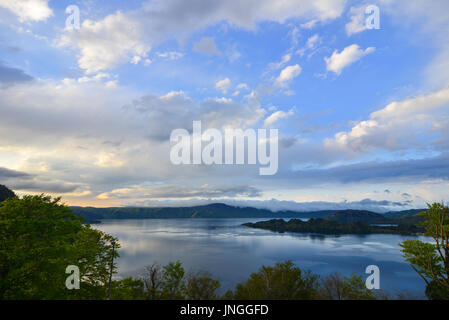 Vue du lac Towada à journée ensoleillée à Aomori, Japon. Lac Towada est le plus grand lac de cratère sur Honshu, île principale du Japon. Banque D'Images