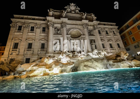 Fontaine de Trevi tard dans la nuit, prises à partir de juste en face de la fontaine Banque D'Images