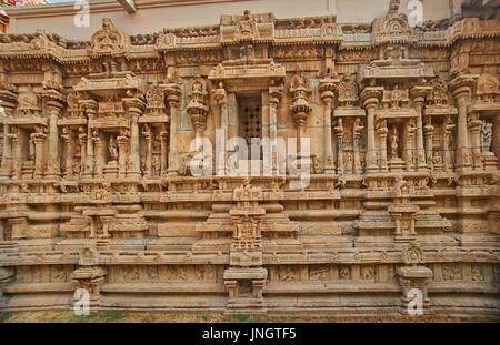 Une porte du temple de l'Inde du Sud ou Gopuram, colonnes sculptées de la télé realité 6 Temple-Ranganatha au Sri Temple Srirangam - Ville de Tiruchirapalli, Tamil Nadu Banque D'Images