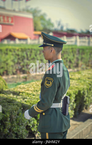 Policier gardant la Cité Interdite de Pékin, Beijing, Chine, 2 avril 2016 Banque D'Images