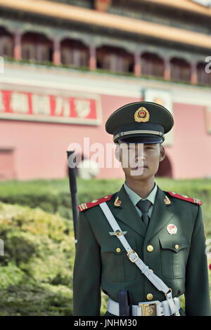 Policier gardant la Cité Interdite de Pékin, Beijing, Chine, 2 avril 2016 Banque D'Images