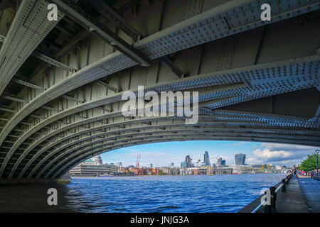 Londres - Juillet 27 : Vue sur le dessous du pont de Blackfriars à Londres le 27 juillet 2017. Des personnes non identifiées Banque D'Images