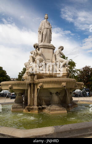 Fontaine au Esplanade Charles de Gaulle, Nîmes, France Banque D'Images