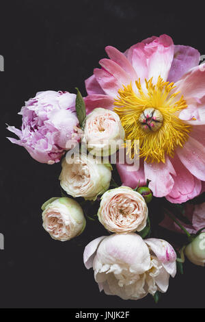 Bouquet de pivoines et roses. Shabby chic aux couleurs pastel bouquet de mariage. Vue rapprochée, selective focus Banque D'Images