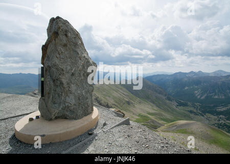 Voir au Col de la Bonette dans les Alpes françaises - paysage de montagne avec monument à la road builders au premier plan, la plus haute route en France Banque D'Images