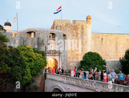 Dubrovnik, Croatie - le 18 août 2016 : les gens à Pile porte d'entrée dans la vieille ville de Dubrovnik, Croatie. Banque D'Images