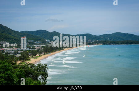 Vue de la plage de Karon à Phuket, Thaïlande. L'île est plus grande à 48 km Thaïlande en longueur et 21 km dans sa partie la plus large. Banque D'Images