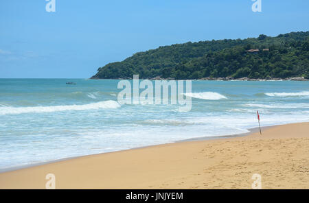 Karon Beach à Phuket, Thaïlande. L'île est plus grande à 48 km Thaïlande en longueur et 21 km dans sa partie la plus large. Banque D'Images