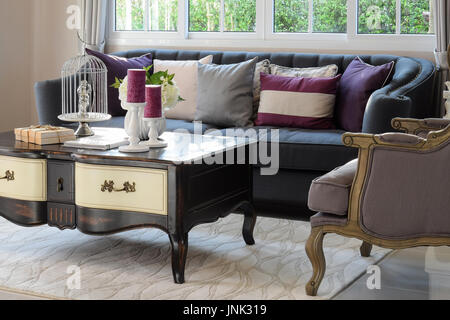 Salon de luxe classique avec canapé, fauteuil et table en bois pour ensemble décoratif Banque D'Images