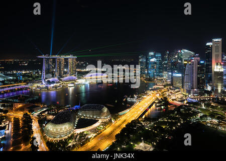 La construction de gratte-ciel de Singapour coloré et laser show de nuit à Singapour. Banque D'Images