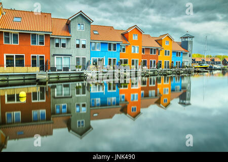 Beaux bâtiments colorés sur l'eau à haven, Groningen, Pays-Bas, Europe Banque D'Images