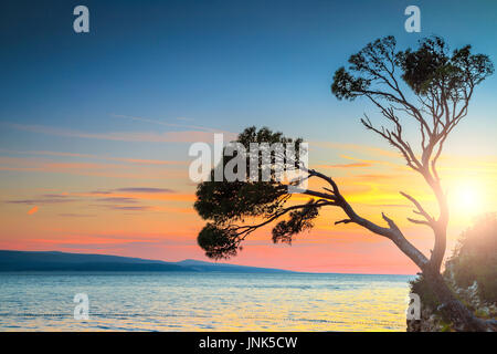 Incroyable coucher de soleil paysage avec de l'île rocky et ciel coloré, Brela, Makarska riviera, Dalmatie, Croatie, Europe Banque D'Images