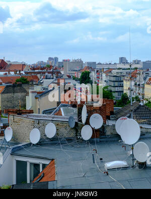 BERLIN, ALLEMAGNE - Juillet 2017 : vue sur les toits de la ville de la zone Neukölln de Berlin, Allemagne, en juillet 2017 Banque D'Images