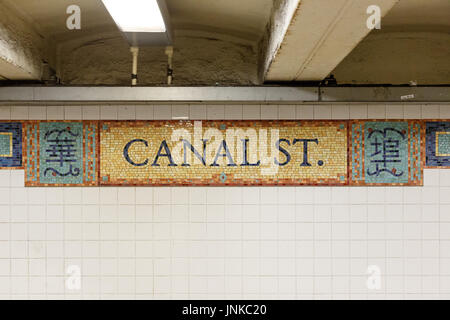 Sol carrelé gare signe en station de métro Canal Street à New York, NY, USA. Banque D'Images