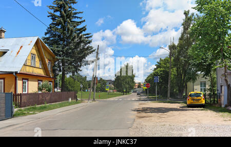 VILNIUS, LITUANIE - Juillet 06, 2017 : Fragment de la rue, de pelouses vertes et de style rustique, les immeubles à appartements dans le quartier central de l'élite Historique Banque D'Images