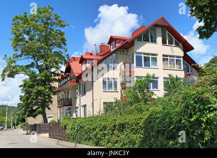 VILNIUS, LITUANIE - Juillet 06, 2017 : Fragment de la rue, d'une clôture et d'immeubles d'élite moderne dans l'élite historique centre de la L Banque D'Images