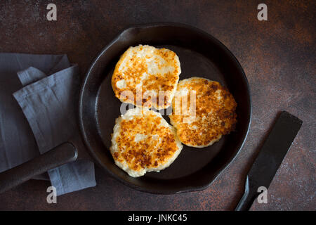 Maison rustique dans des crêpes pâte poêle en fonte pour le petit-déjeuner, style de campagne. L'alimentation saine, de fromage cottage rustique des crêpes. Banque D'Images