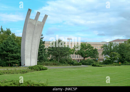 BERLIN, ALLEMAGNE / Juillet 2017 : Luftbruckendenkmal (Berlin Airlift Memorial) à l'ancien aéroport de Tempelhof, Platz der Luftbrucke, Berlin, Allemagne. Banque D'Images