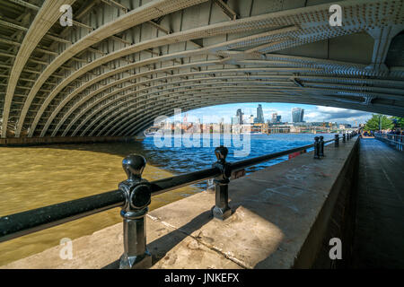 Londres - Juillet 27 : Vue sur le dessous du pont de Blackfriars à Londres le 27 juillet 2017. Des personnes non identifiées Banque D'Images