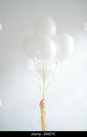 Tenir la main ballon blanc vierge maquette isolée. Maquette Baloon art design. Motif, logo, présentation de la texture. Banque D'Images