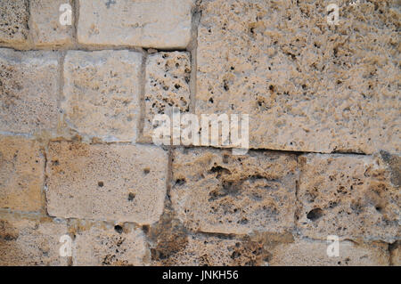 Close up d'un mur construit à partir du pétrole brut de briques Kurkar un grès calcaire fossilisé ou les dunes de sable de mer commun dans Israël. Photographié à Acre Banque D'Images