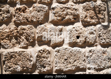 Close up d'un mur construit à partir du pétrole brut de briques Kurkar un grès calcaire fossilisé ou les dunes de sable de mer commun dans Israël. Photographié à Acre Banque D'Images