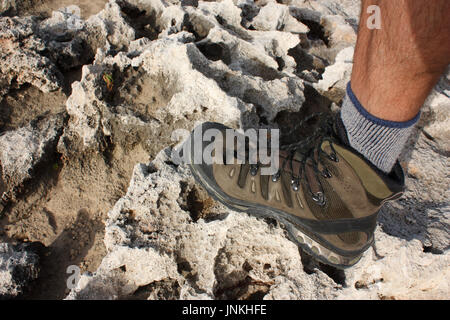 Close-up de randonnées boot porté par male hiker tandis que la marche sur terrain rocailleux, illustrant la nécessité pour des bottes de protection à l'extérieur Banque D'Images