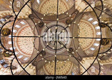 Dômes de la nouvelle mosquée connu aussi sous le nom de Yeni Cami, de l'intérieur, Istanbul, Turquie. Banque D'Images