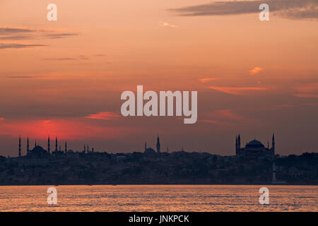 Silhouette d'Istanbul avec la Mosquée Bleue et de Sainte-Sophie, au coucher du soleil, la Turquie. Banque D'Images