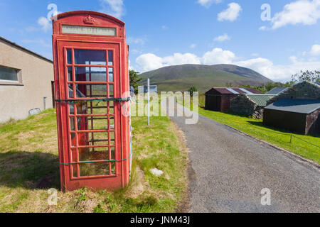 Vieux téléphone rouge traditionnelle britannique désaffecté fort kiosque, Hoy, Orkney UK Banque D'Images