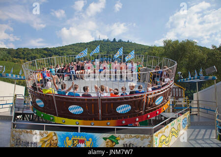 Fahrgeschaeft auf der Kirmes am Moselufer von Bernkastel-Kues, Mittelmosel, Rheinland-Pfalz, Landkreis Bernkastel-Wittlich, Deutschland, Europa | Roun Banque D'Images