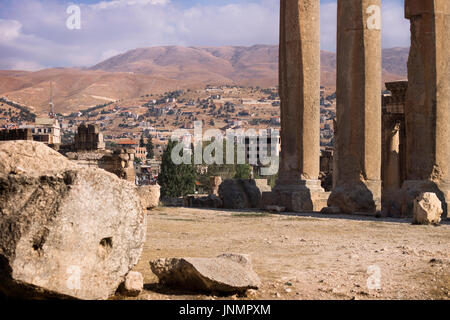 Ruines du temple de Jupiter et de montagnes de Baalbek, dans la vallée de la Bekaa au Liban Banque D'Images