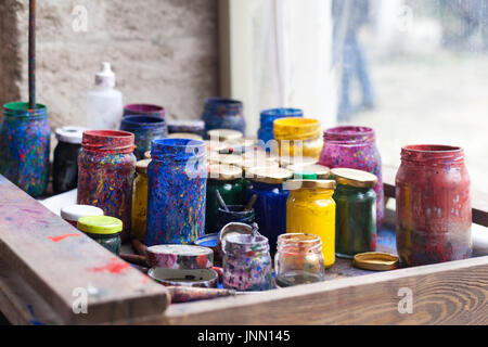 Pots de couleur et tempera sur table de travail en laboratoire de céramique en Turquie Banque D'Images