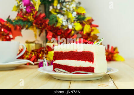 Red Velvet Cake sur la table en bois et l'arbre de Noël et cadeau pour la célébration du Nouvel An - peut utiliser pour afficher ou un montage sur produit Banque D'Images