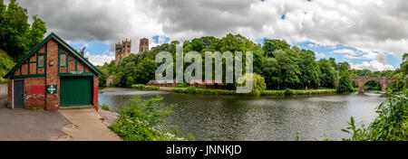 Un panorama. L. à R. Durham School Boat Club, Cathédrale de Durham et le vieux moulin à foulon et Prebends Bridge sur la rivière Wear, County Durham, Banque D'Images