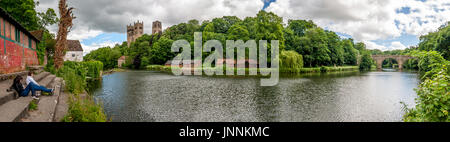 Un panorama. L. à R. Durham School Boat Club, Cathédrale de Durham et le vieux moulin à foulon et Prebends Bridge sur la rivière Wear, County Durham, Banque D'Images