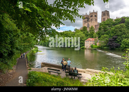 L'été avec la cathédrale de Durham et le vieux moulin à foulon sur la rivière Wear, County Durham, Angleterre, 17 juillet 2015. Banque D'Images