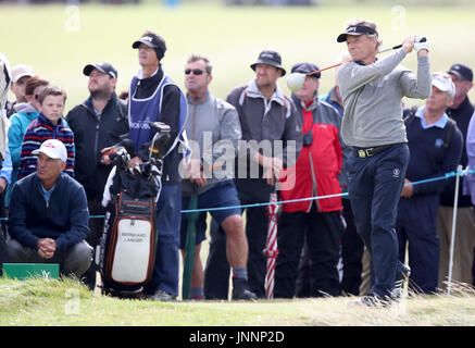 L'Allemagne Bernhard Langer tees off pendant quatre jours de l'ouverture au Royal Porthcawl Golf Club, Porthcawl. Banque D'Images