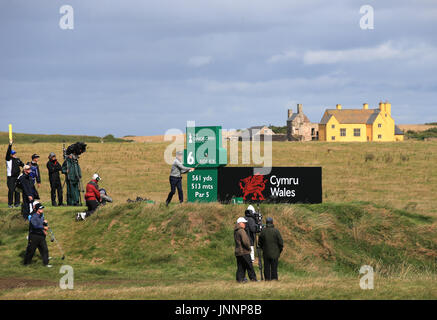 L'Allemagne Bernhard Langer tees off pendant quatre jours de l'ouverture au Royal Porthcawl Golf Club, Porthcawl. Banque D'Images