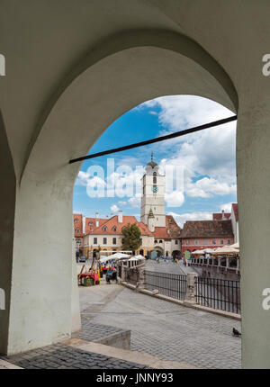 Tour du conseil vu à travers arcades de la Maison des Arts, Sibiu, Roumanie Banque D'Images