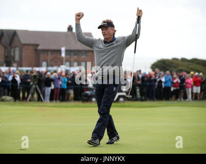 L'Allemagne Bernhard Langer célèbre remportant l'Open Senior au Royal Porthcawl Golf Club, Porthcawl. Banque D'Images