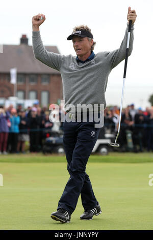 L'Allemagne Bernhard Langer célèbre remportant l'Open Senior au Royal Porthcawl Golf Club, Porthcawl. Banque D'Images