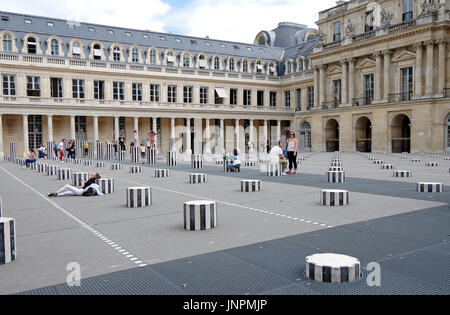 Paris, France, du Palais Royal, de la Cour d'Honneur, double colonnade, Daniel Buren, Les Deux Plateaux, sculpture controversée, les enfants qui jouent. Banque D'Images